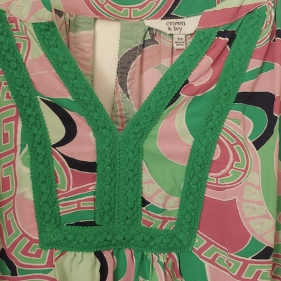 Crown & Ivy Pink/Green Keyhole back Peasant Blouse. Size XS - Picture 4 of 10